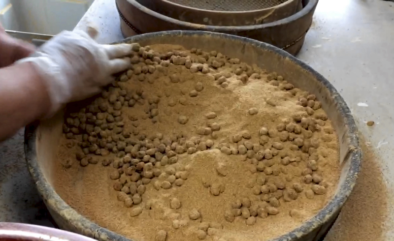 きな粉をまぶす