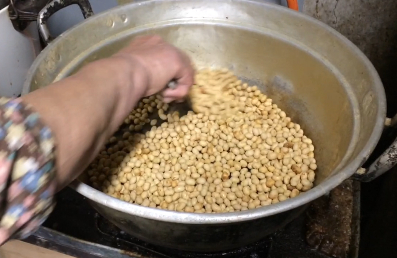  大豆を炒る